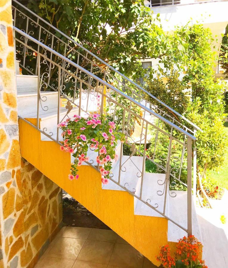 Vila Aliaj Luxury Apartment With 2 Rooms With Private Wonderful Terrace Durrës Exteriör bild