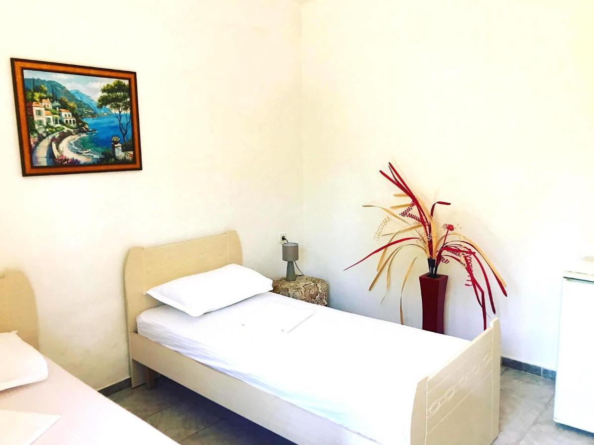 Vila Aliaj Luxury Apartment With 2 Rooms With Private Wonderful Terrace Durrës Exteriör bild